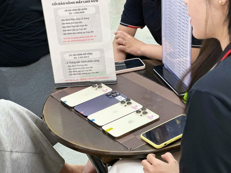 Nhiều mẫu iPhone cũ Đà Nẵng được trưng bày tại cửa hàng với bảng giá và bảo hành.