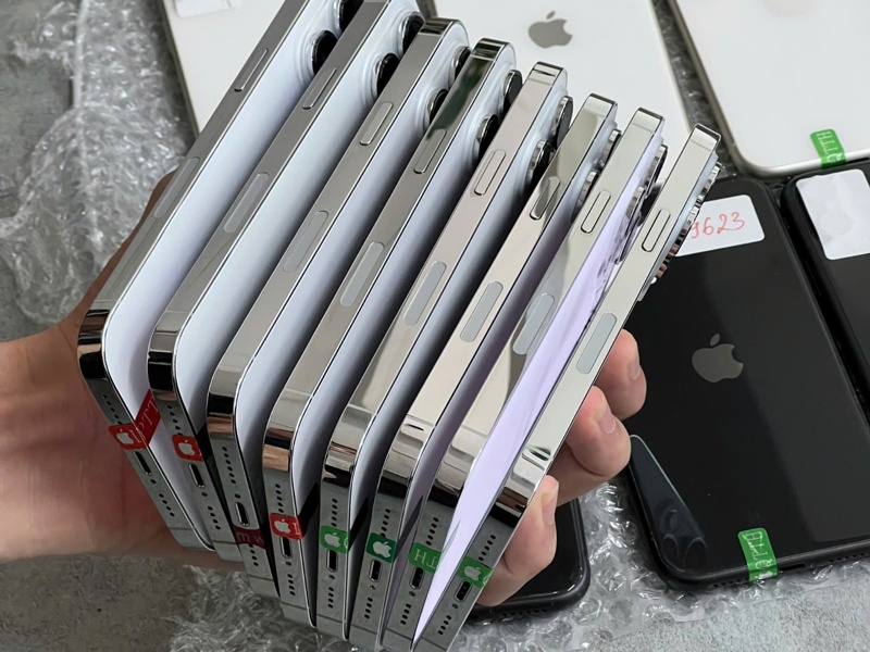 Hình ảnh một loạt iPhone cũ được bán tại cửa hàng ở Đà Nẵng, chất lượng tốt và giá rẻ.