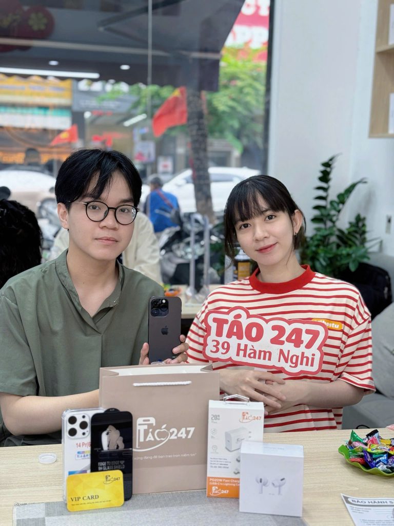 Khách hàng mua iPhone cũ tặng phụ kiện tại Táo 247 Đà Nẵng cơ sở 39 Hàm Nghi
