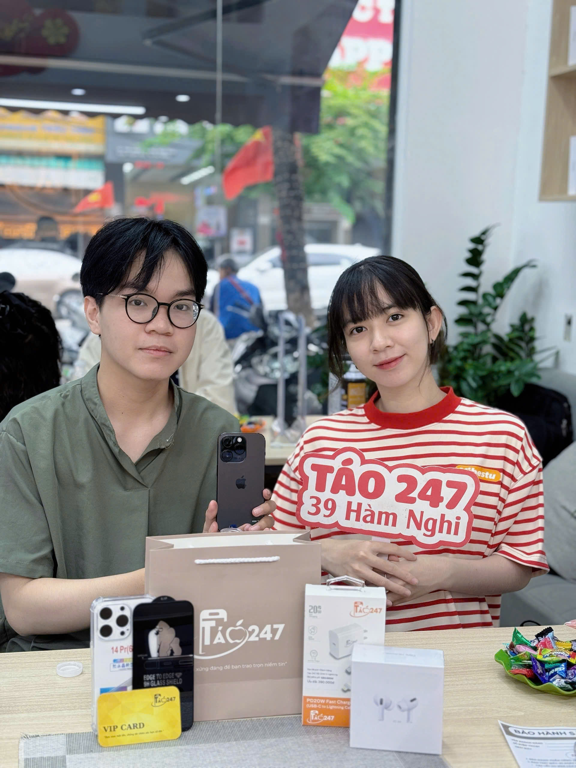 Khách hàng mua iPhone cũ tặng phụ kiện tại Táo 247 Đà Nẵng cơ sở 39 Hàm Nghi