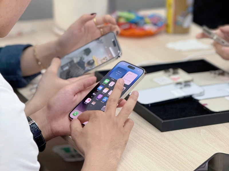 Khách hàng trải nghiệm iPhone mới khi mua trả góp tại Táo247 Đà Nẵng