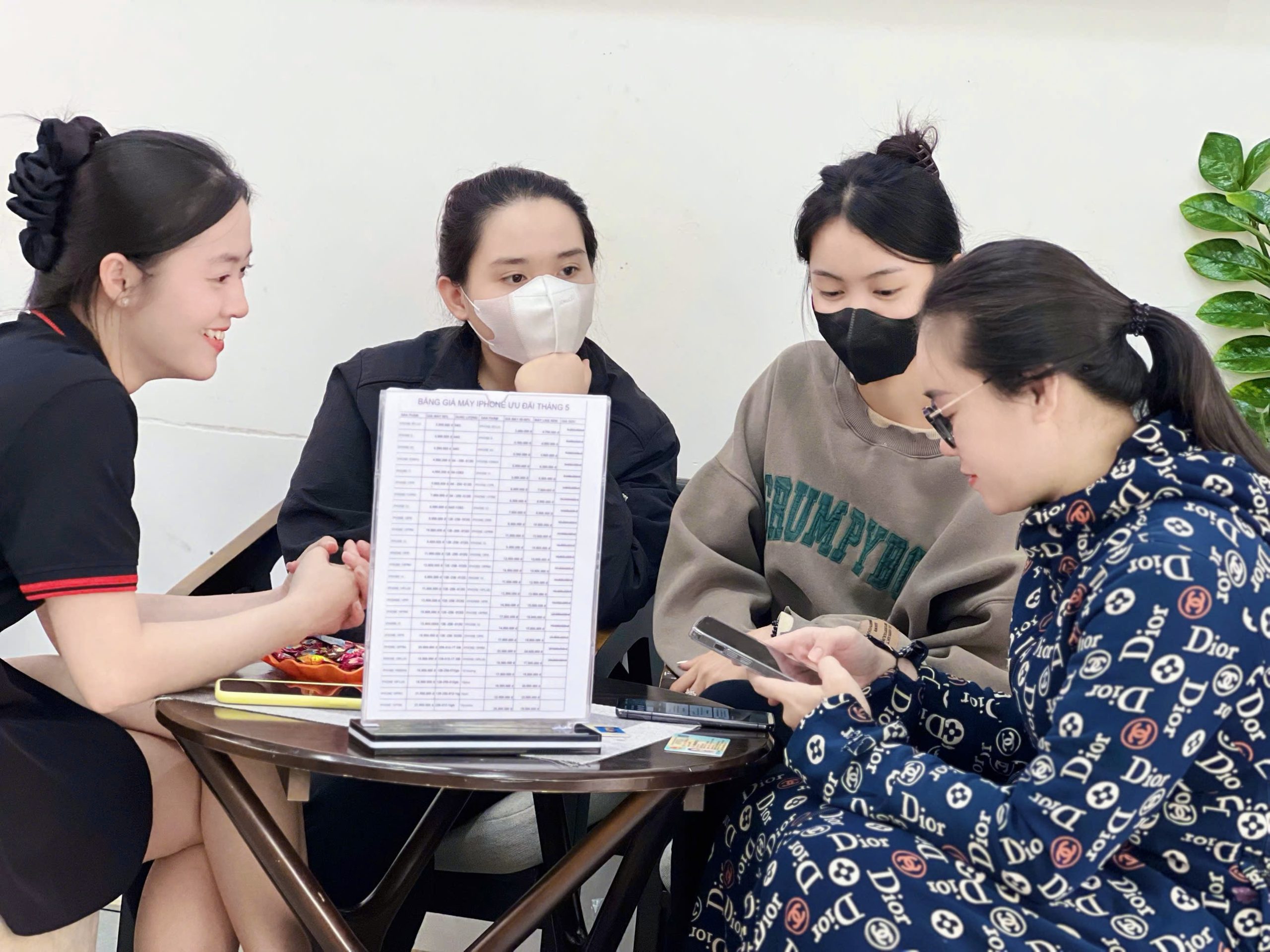 Khách hàng nữ được tư vấn mua iPhone cũ tại cửa hàng Táo 247 Đà Nẵng