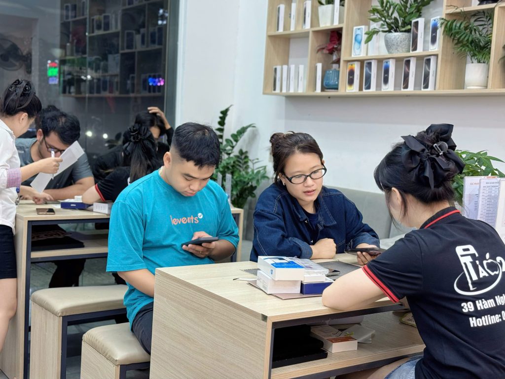 Khách hàng nhận iPhone cũ kèm phụ kiện tặng tại cửa hàng Táo 247 Đà Nẵng