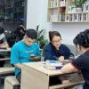 Khách hàng nhận iPhone cũ kèm phụ kiện tặng tại cửa hàng Táo 247 Đà Nẵng