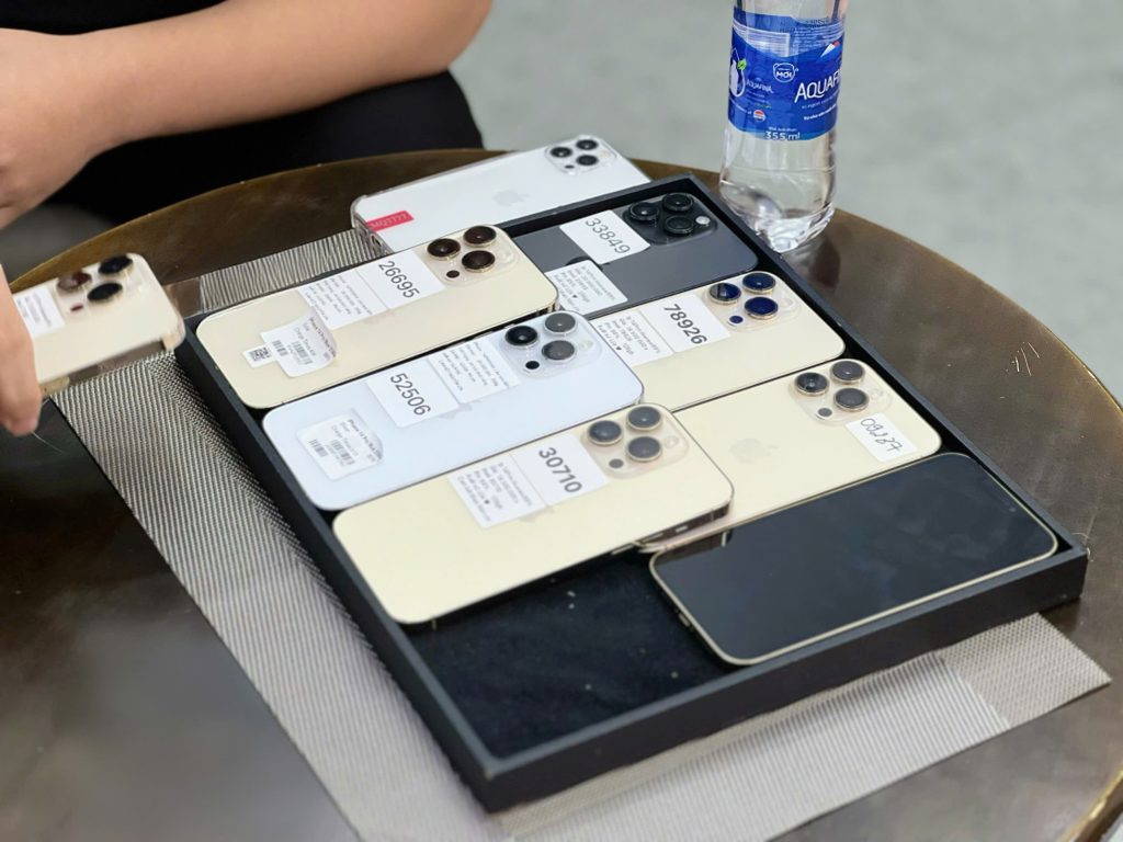 Khay trưng bày nhiều mẫu iPhone cũ đẹp tại cửa hàng Táo 247 Đà Nẵng
