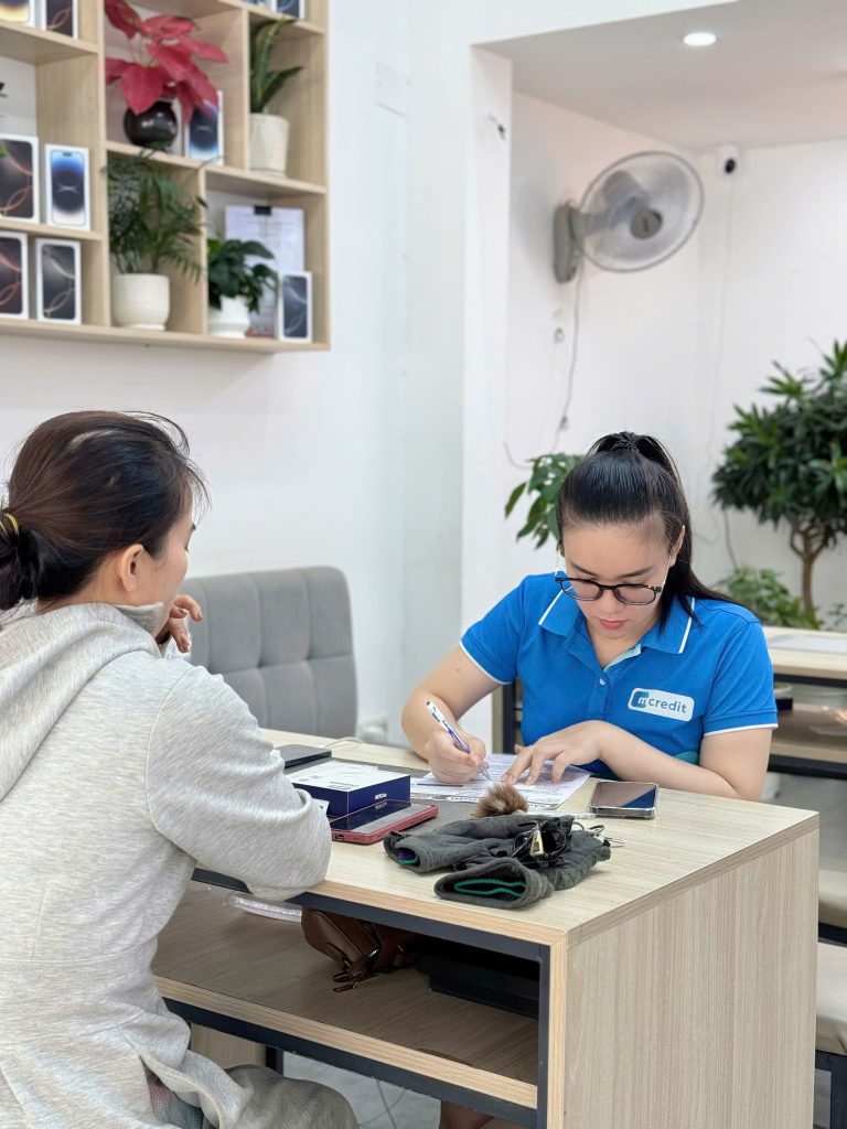 Khách hàng làm thủ tục trả góp iPhone cũ tại cửa hàng Táo 247 Đà Nẵng