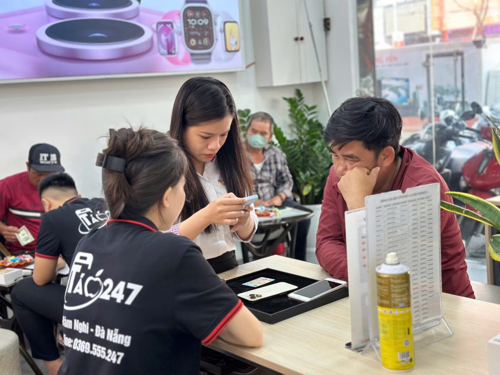 Khách hàng đang mua iPhone cũ đẹp tại Táo 247 Đà Nẵng, được tư vấn tận tình