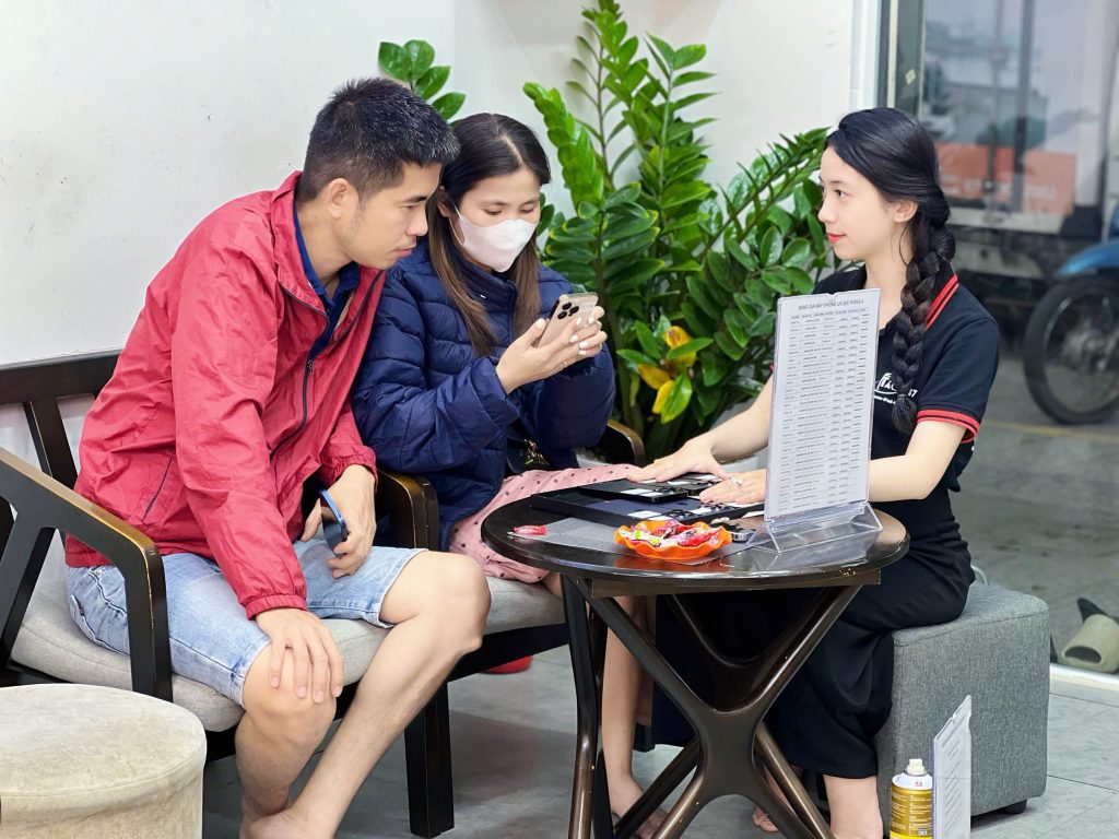 Khách hàng được tư vấn mua iPhone cũ dưới 10 triệu tại Táo 247 Đà Nẵng