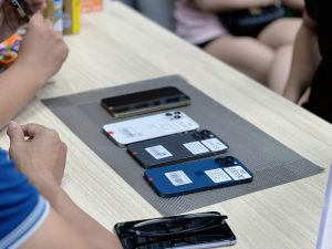Khách hàng trải nghiệm iPhone cũ dưới 10 triệu tại Táo 247 Đà Nẵng