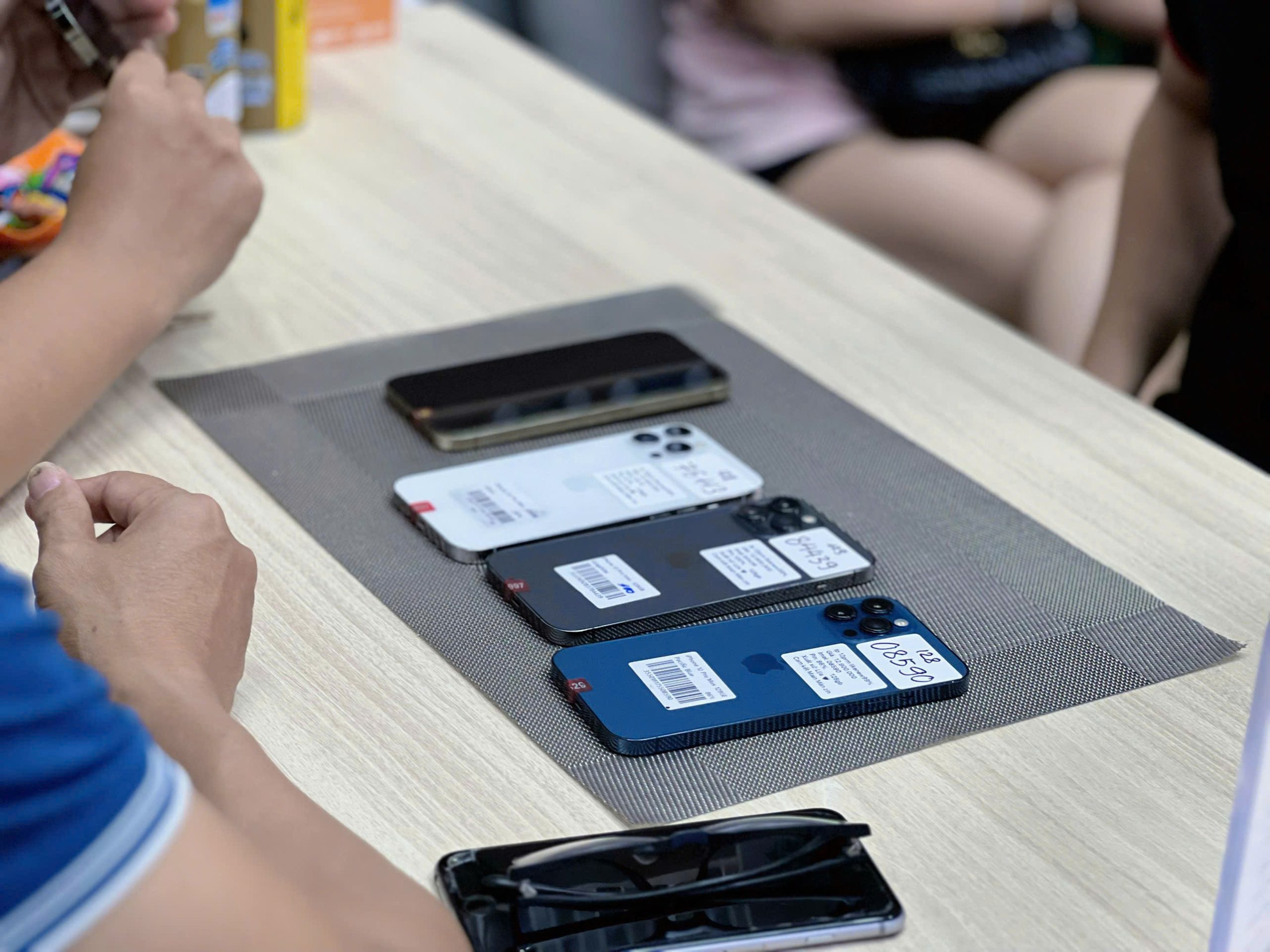 Khách hàng trải nghiệm iPhone cũ dưới 10 triệu tại Táo 247 Đà Nẵng