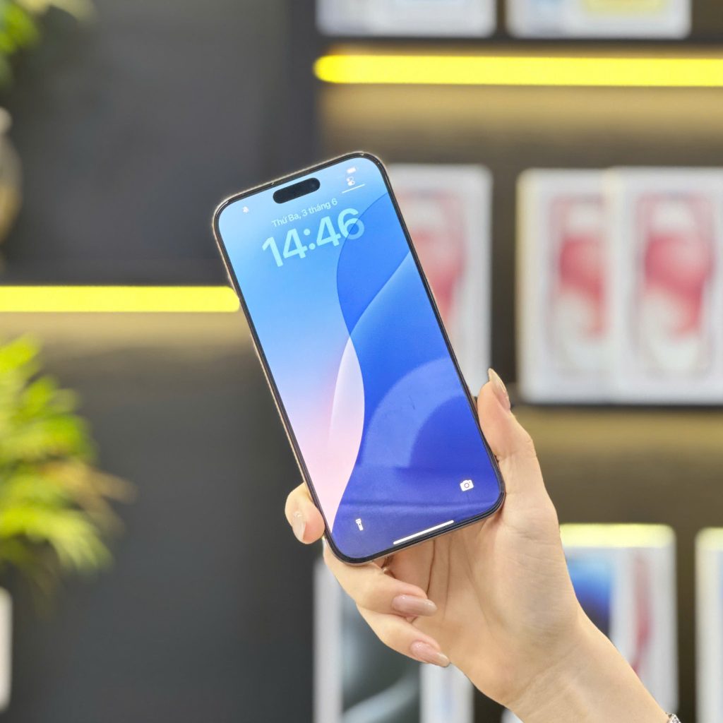 Khách hàng nhận iPhone cũ dưới 10 triệu tại Táo 247 Đà Nẵng, máy đẹp, zin 100%