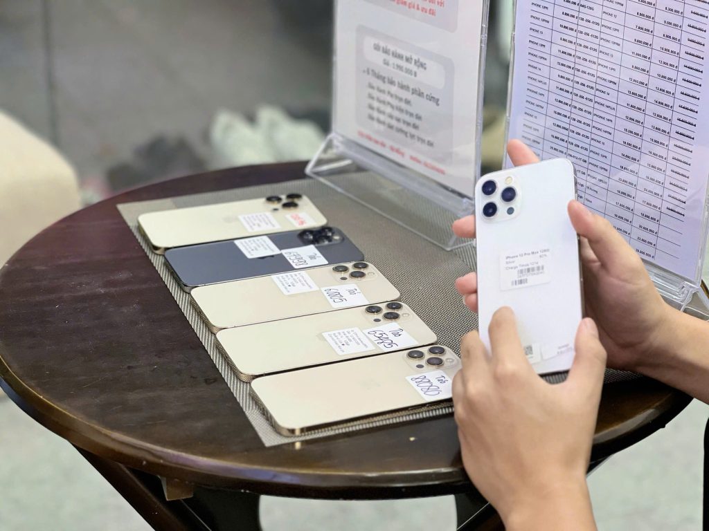 Khách hàng xem iPhone cũ nguyên bản tại cửa hàng Táo 247 Đà Nẵng – giá rẻ, zin 100%, đủ màu
