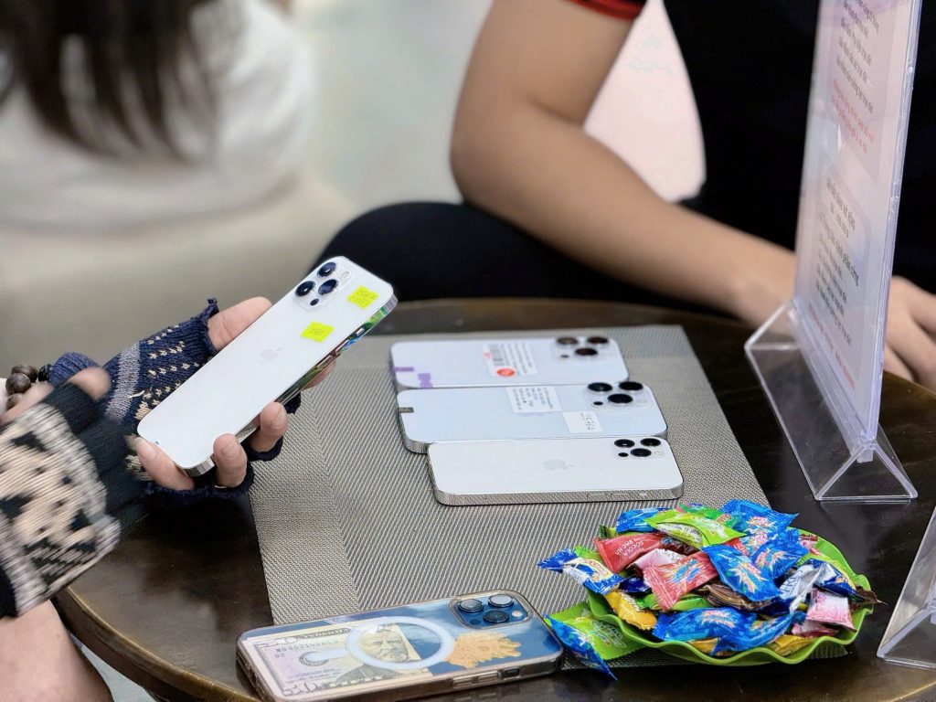 Khách hàng trải nghiệm iPhone cũ zin tại Táo 247 Đà Nẵng – kiểm tra máy kỹ lưỡng trước khi mua
