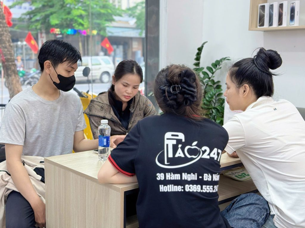 Khách hàng tại Đà Nẵng đang được tư vấn mua iPhone cũ trả góp tại cửa hàng Táo 247 – hỗ trợ nhanh, máy zin, giá tốt