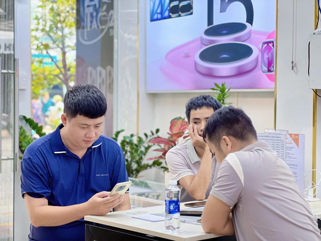 Khách hàng thanh toán và nhận iPhone cũ nguyên bản tại Táo 247 Đà Nẵng – quy trình rõ ràng, minh bạch
