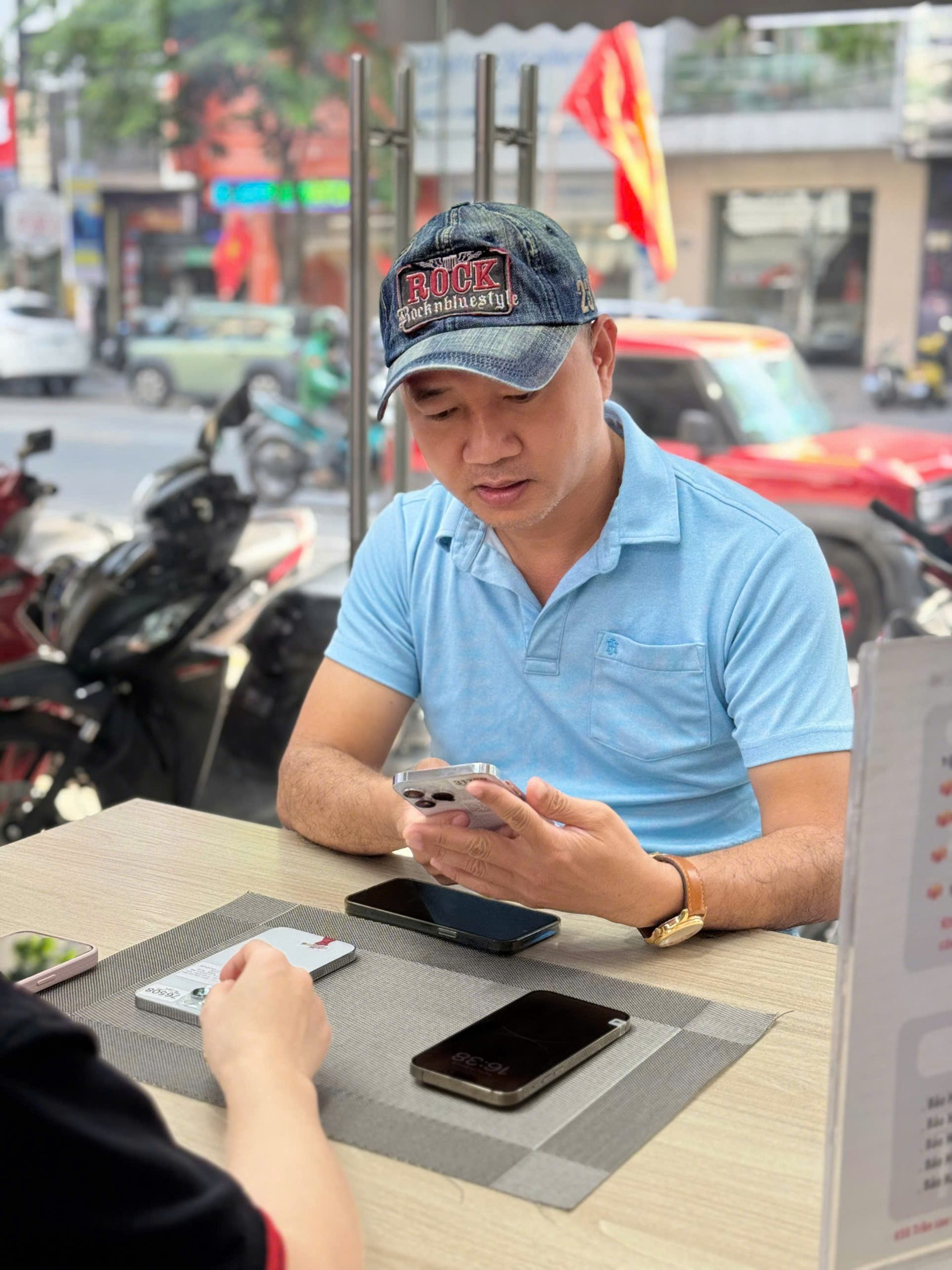 Khách hàng kiểm tra iPhone cũ trước khi thanh toán trả góp tại cửa hàng Táo 247 Đà Nẵng – cam kết máy zin, test thoải mái