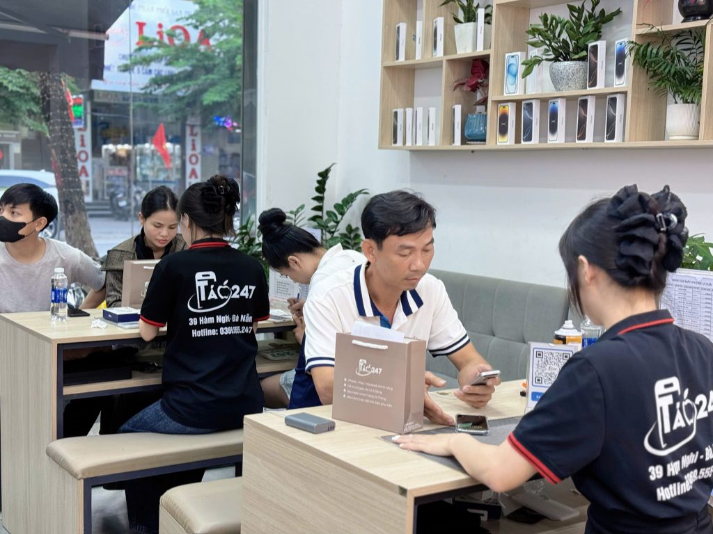 Khách hàng mua iPhone cũ trả góp tại Táo 247 Đà Nẵng – máy zin 100%, tư vấn tận tình