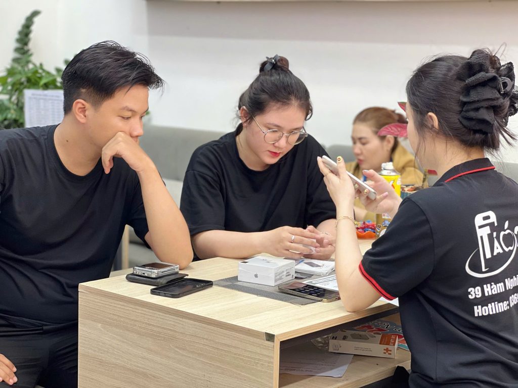 Khách hàng được hướng dẫn kiểm tra iPhone cũ trước khi nhận máy tại Táo 247 Đà Nẵng – trả góp dễ dàng, bảo hành rõ ràng