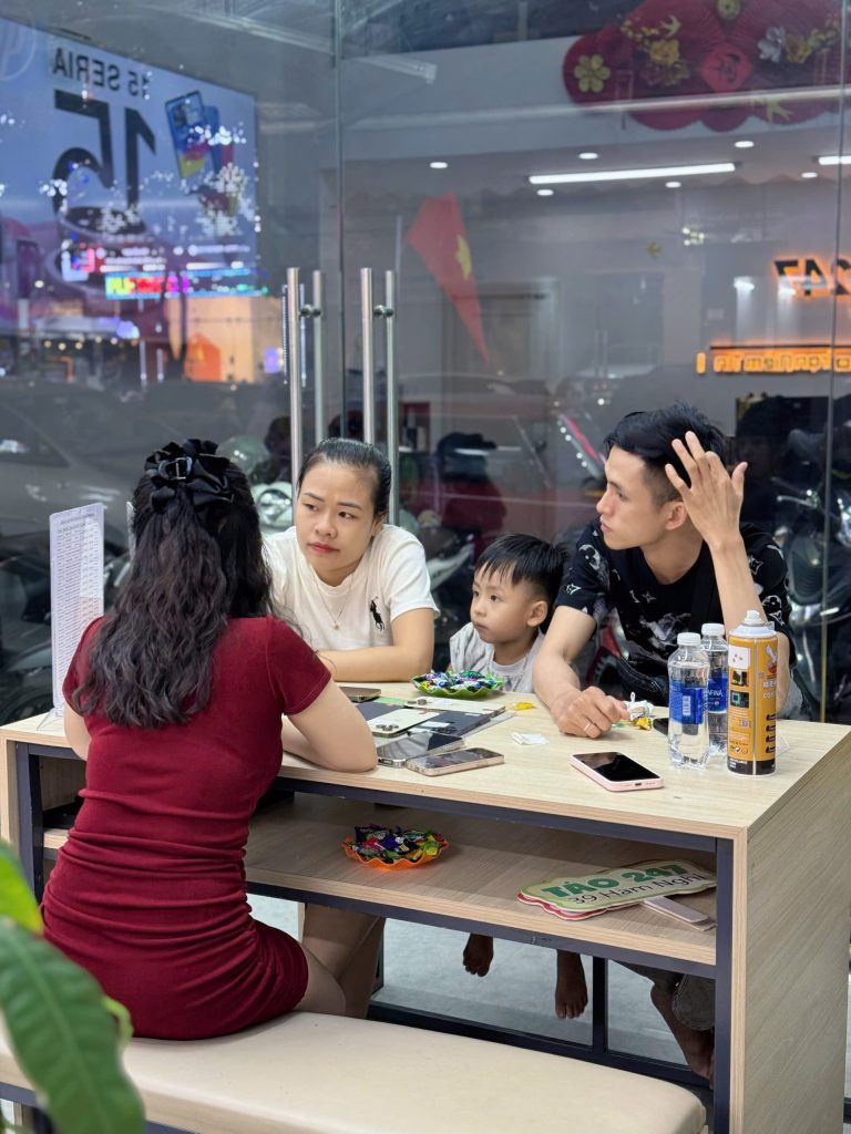 Gia đình trẻ được tư vấn mua iPhone cũ trả góp tại Táo 247 Đà Nẵng – thủ tục nhanh chóng, giá hợp lý, dịch vụ thân thiện