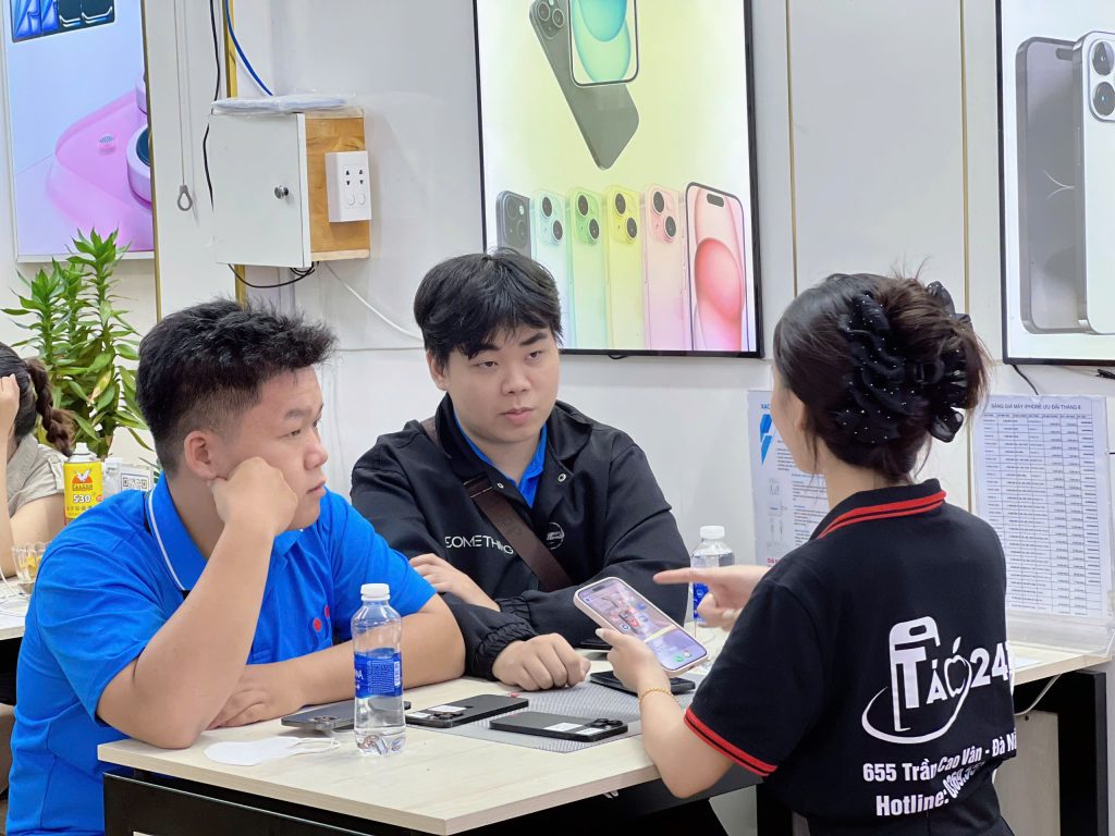 Nhân viên Táo 247 tư vấn khách hàng mua iPhone 14 Pro Max cũ tại Đà Nẵng
