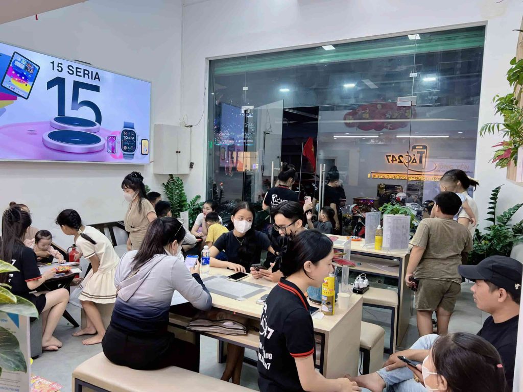 Khách hàng đông kín tại cửa hàng Táo 247 Đà Nẵng mua iPhone 14 Pro Max cũ
