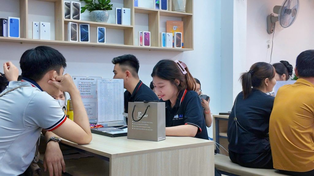 Khách hàng mua iPhone giá tốt tại cửa hàng Táo 247 Đà Nẵng đông đúc, được tư vấn tận tâm