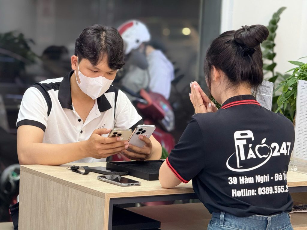 Khách hàng kiểm tra iPhone tại cửa hàng Táo 247 – hỗ trợ trả góp 0 đồng tại Đà Nẵng