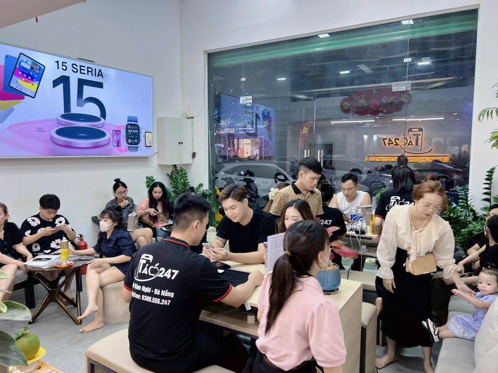 Cửa hàng Táo 247 Đà Nẵng đông khách mua iPhone mới chính hãng