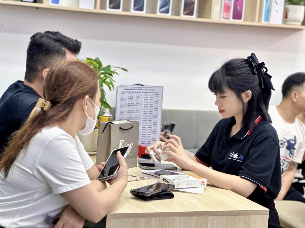 Tư vấn mua iPhone mới trả góp tại Táo 247 Đà Nẵng cho khách hàng
