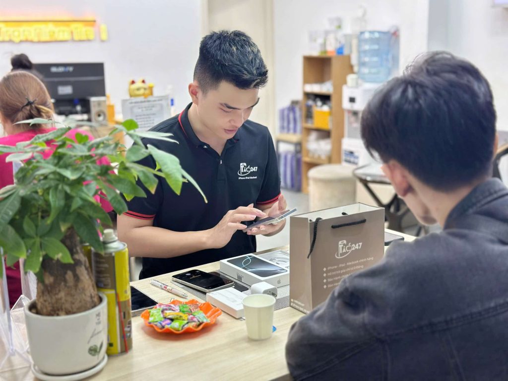 Nhân viên Táo 247 hướng dẫn sử dụng iPhone mới cho khách hàng Đà Nẵng

