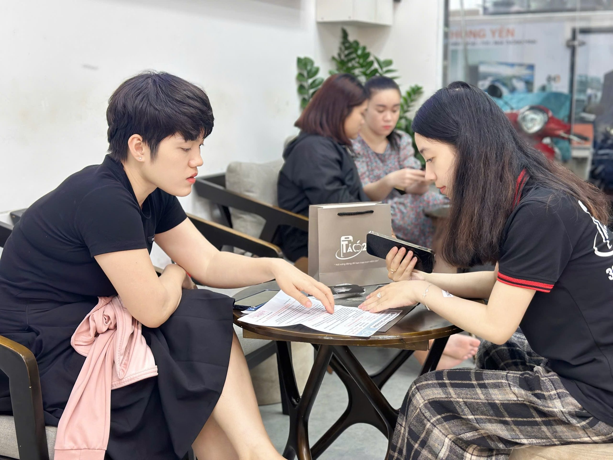 Nhân viên Táo 247 tư vấn mua iPhone trả góp cho khách hàng tại Đà Nẵng