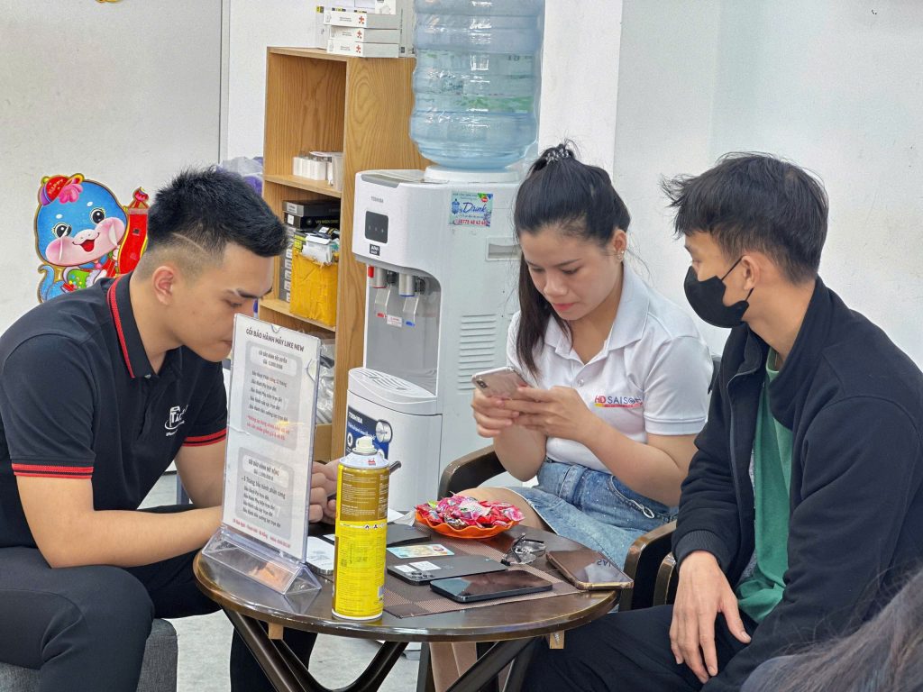 Khách hàng mua iPhone góp qua thẻ tín dụng Đà Nẵng tại Táo 247