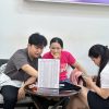 Khách xem bảng giá iPhone cũ tại bàn tròn cửa hàng Táo 247