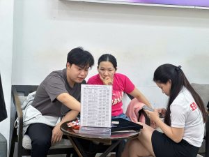 Khách xem bảng giá iPhone cũ tại bàn tròn cửa hàng Táo 247