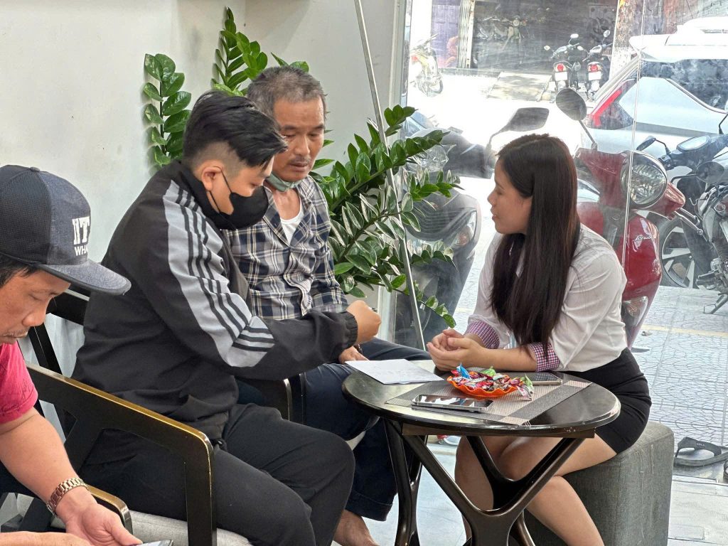 Nhân viên Táo 247 tư vấn khách hàng mua iPhone trả góp Đà Nẵng