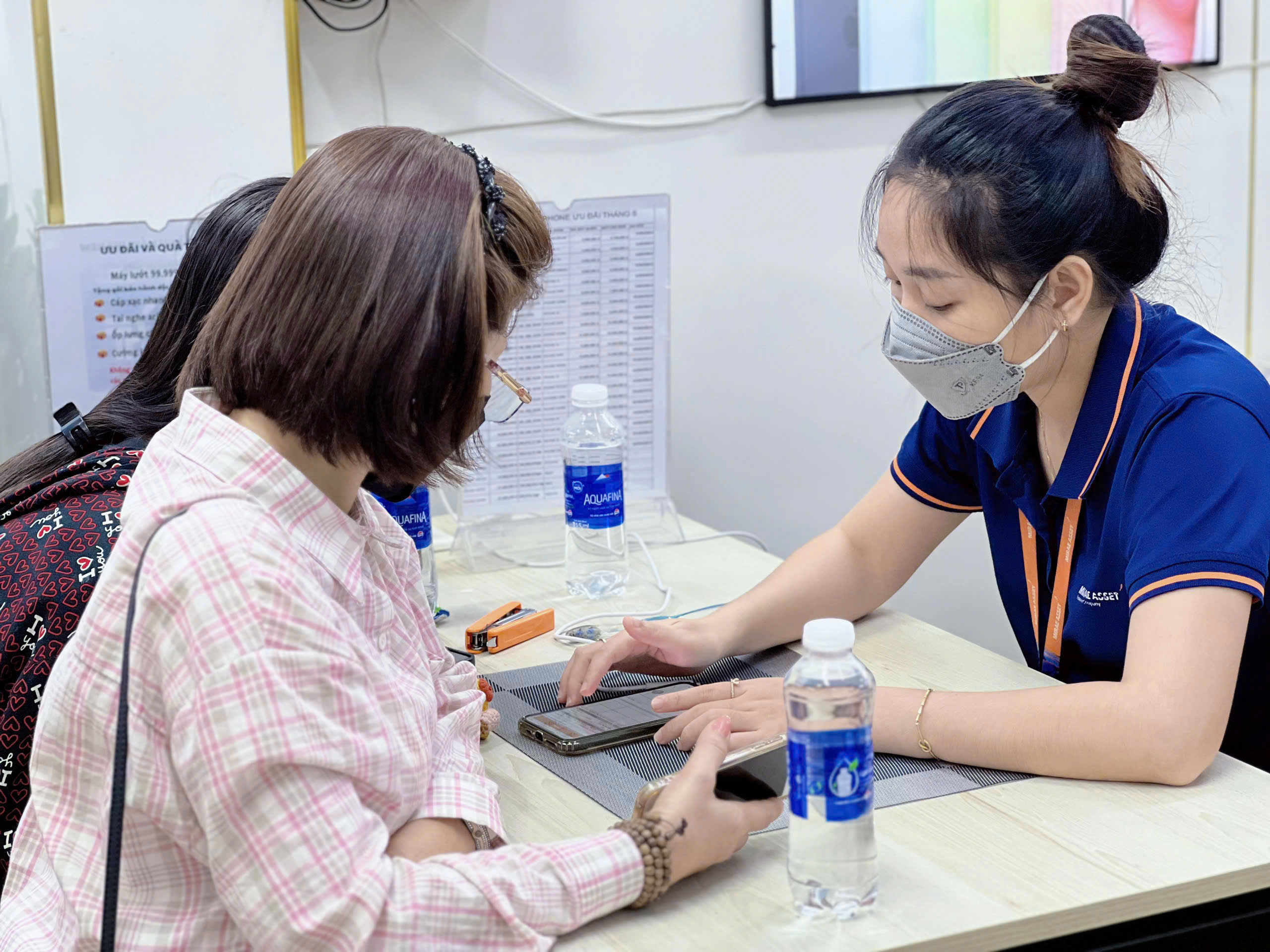 Khách hàng được nhân viên Táo 247 hướng dẫn mua iPhone trả góp qua thẻ tín dụng Đà Nẵng