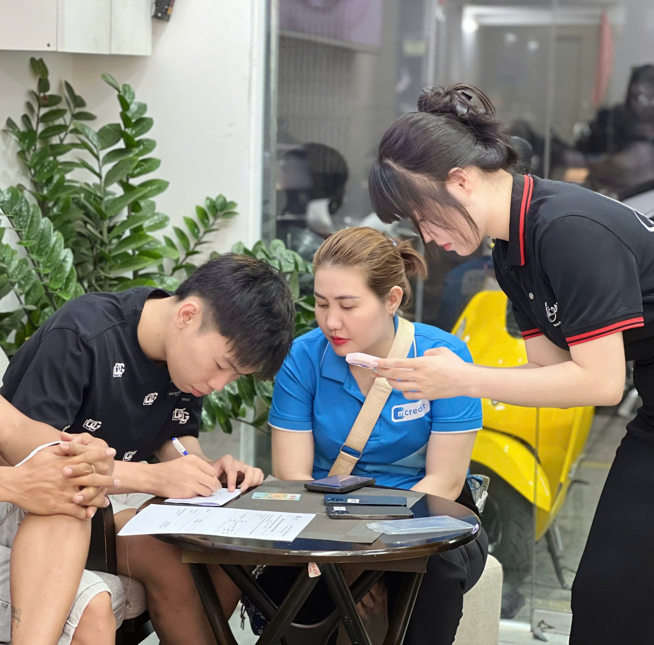 Khách hàng ký hợp đồng mua iPhone trả góp tại Táo 247 Đà Nẵng