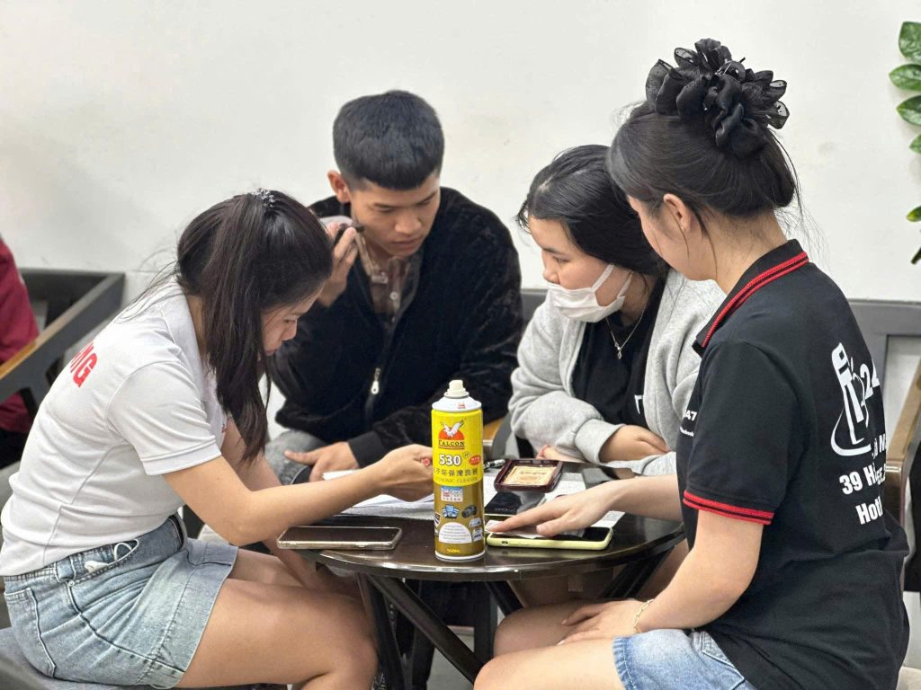 Khách hàng ký hợp đồng mua iPhone trả góp tại Táo 247 Đà Nẵng