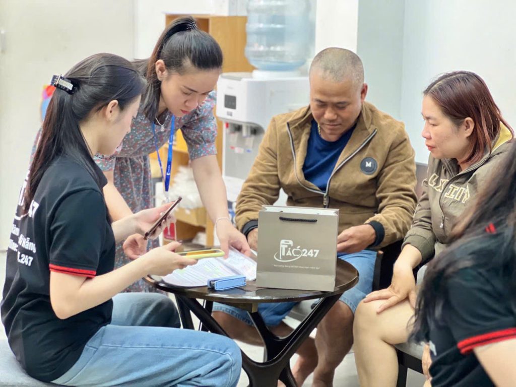 Khách hàng được nhân viên Táo 247 hướng dẫn mua iPhone trả góp tại Đà Nẵng