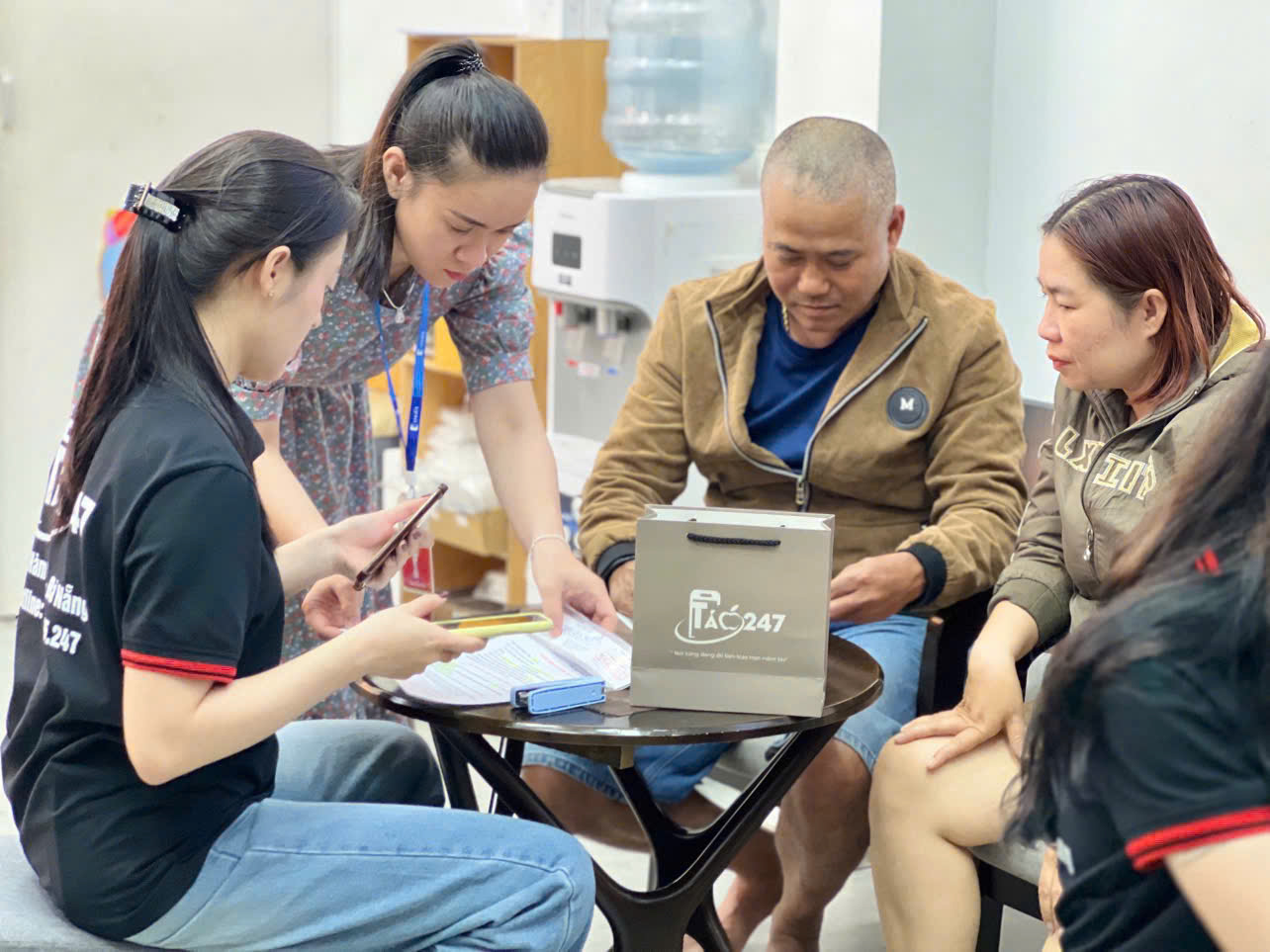 Khách hàng được nhân viên Táo 247 hướng dẫn mua iPhone trả góp tại Đà Nẵng