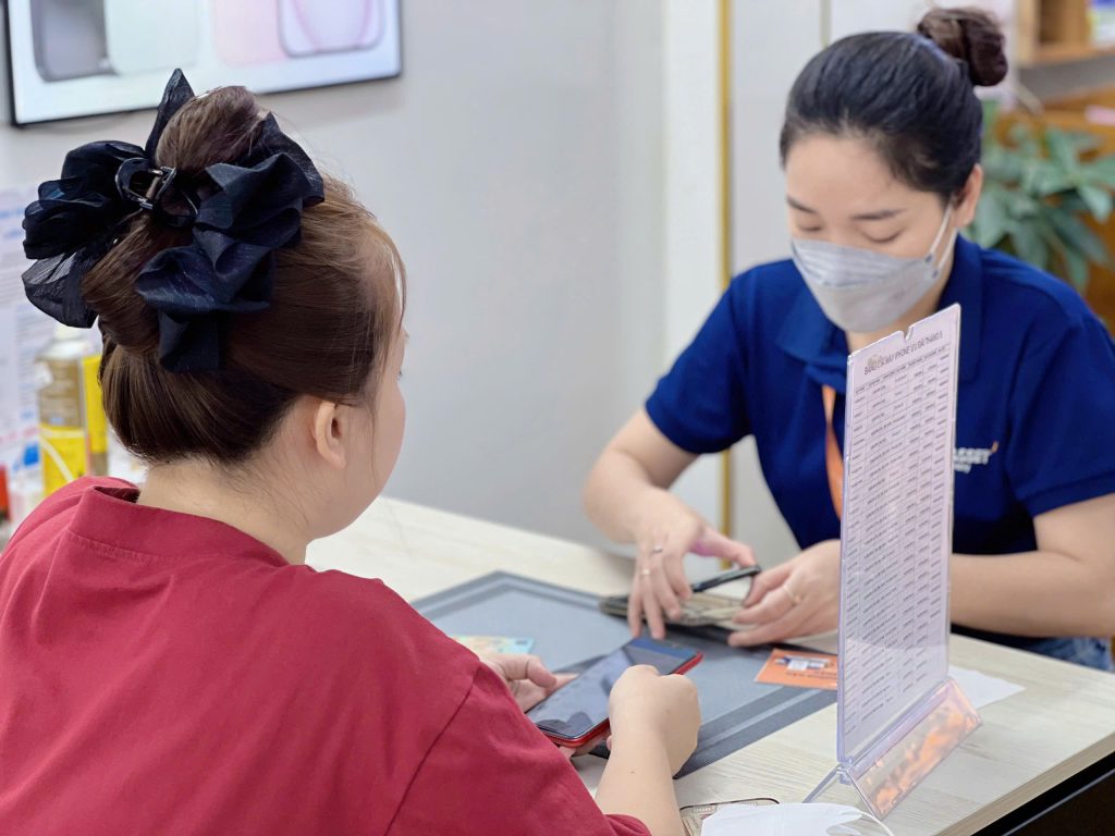 Khách hàng đang được tư vấn mua iPhone trả góp tại cửa hàng Táo 247 Đà Nẵng