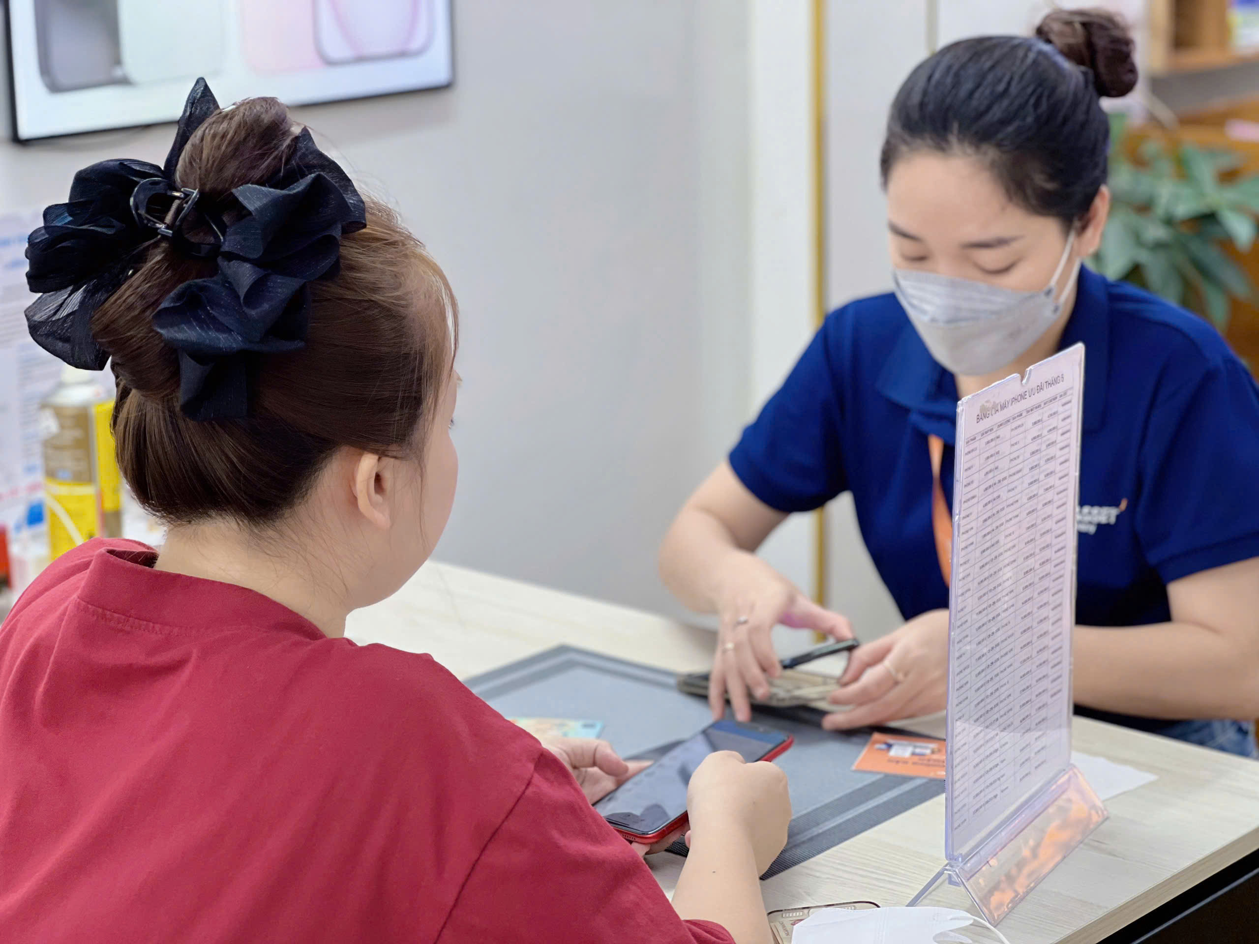 Khách hàng đang được tư vấn mua iPhone trả góp tại cửa hàng Táo 247 Đà Nẵng