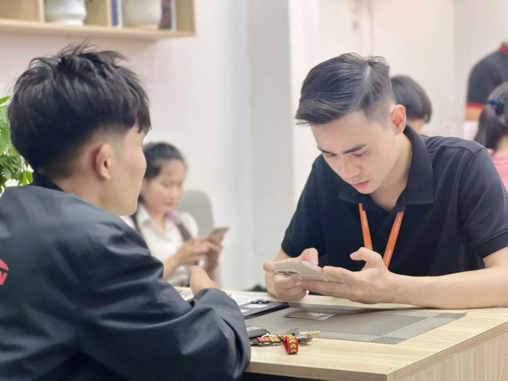 Nhân viên Táo 247 tư vấn trả góp iPhone lãi suất 0% cho khách hàng tại Đà Nẵng