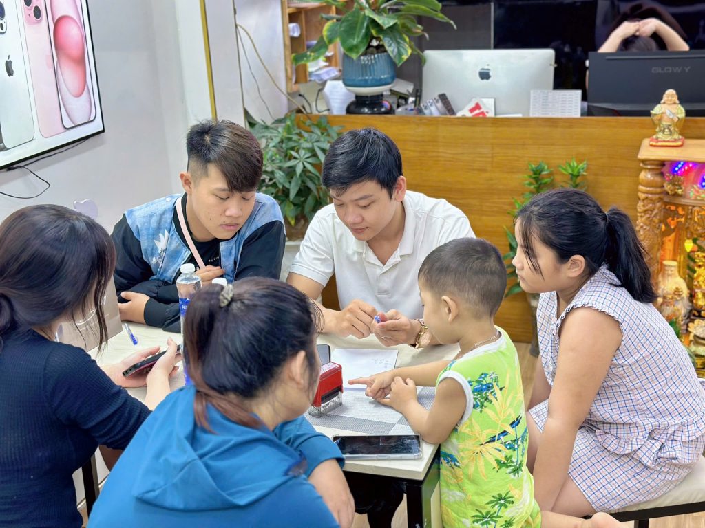 Khách hàng đăng ký mua iPhone trả góp tại Táo 247 Đà Nẵng – hỗ trợ tận tâm