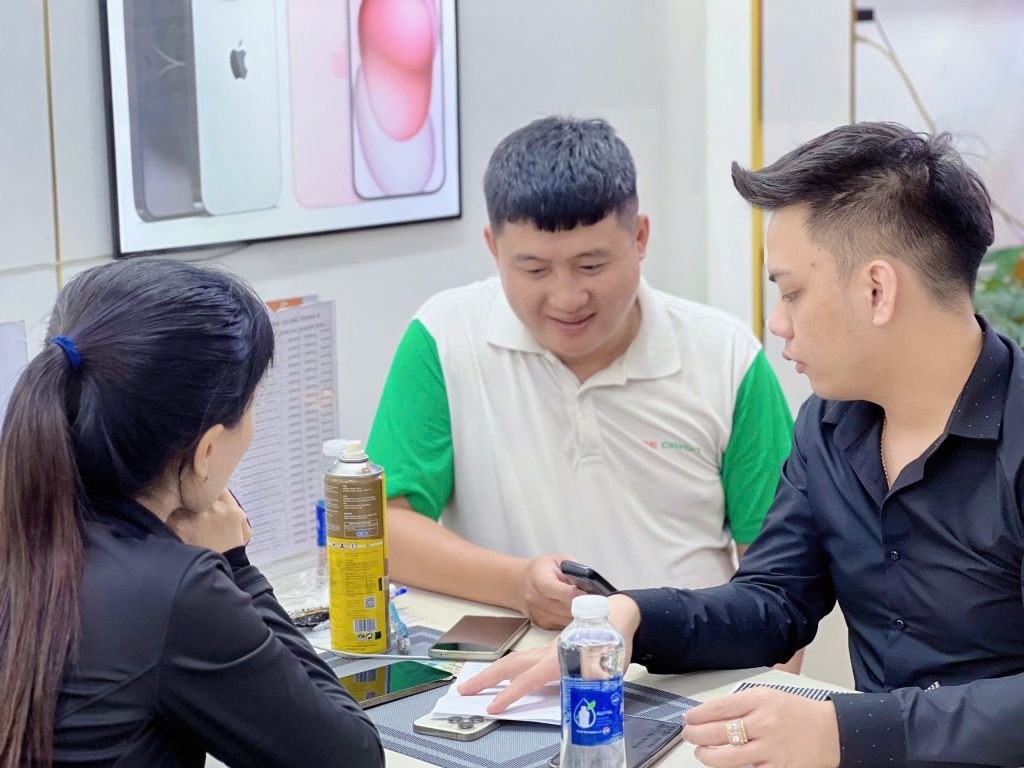 Nhân viên Táo 247 Đà Nẵng hỗ trợ test máy và tư vấn trả góp iPhone cho khách hàng