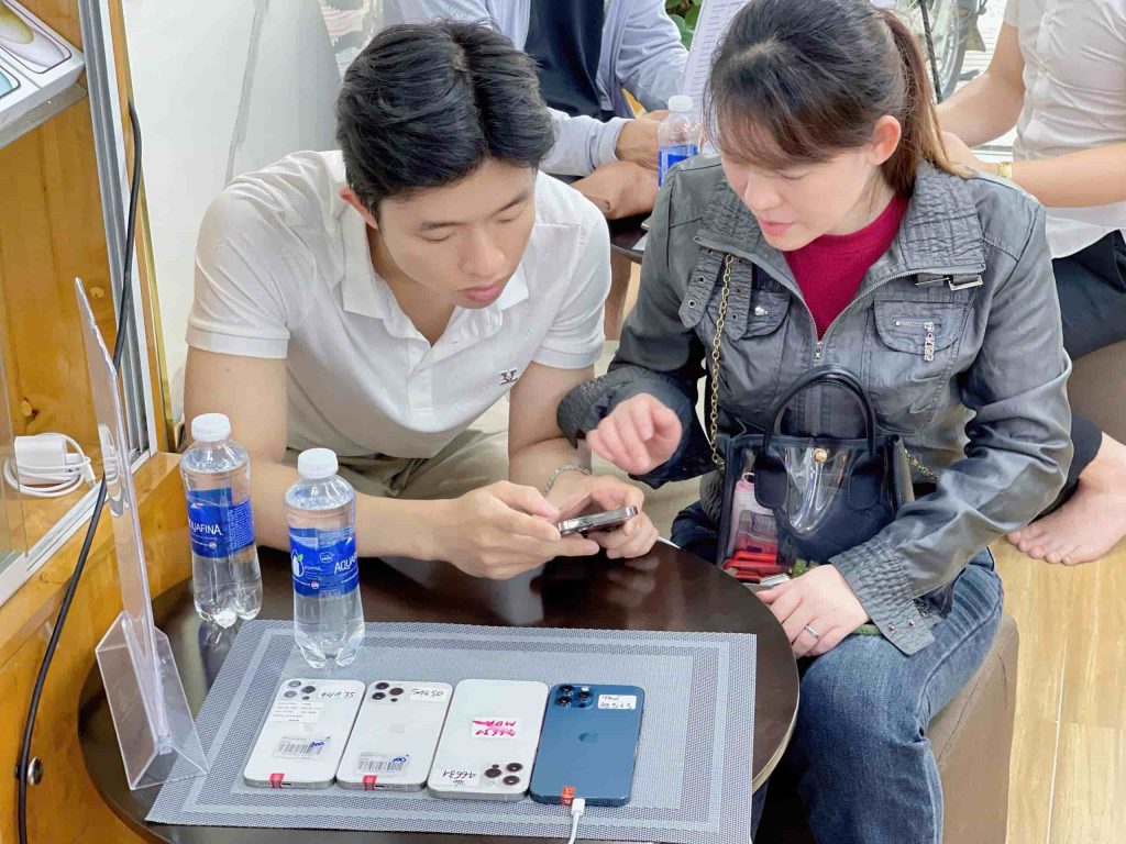 Nhân viên Táo 247 iPhone Đà Nẵng hướng dẫn khách hàng sử dụng iPhone cũ trước khi mua
