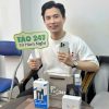 Khách hàng nhận iPhone và full phụ kiện khi thu cũ đổi mới tại Táo 247 Đà Nẵng