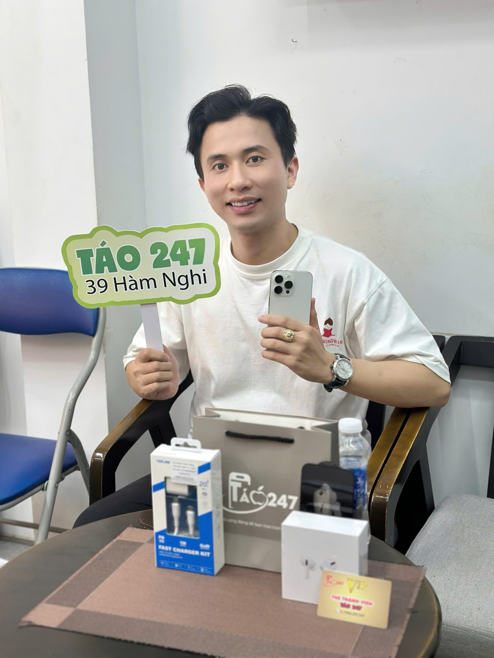 Khách hàng nhận iPhone và full phụ kiện khi thu cũ đổi mới tại Táo 247 Đà Nẵng