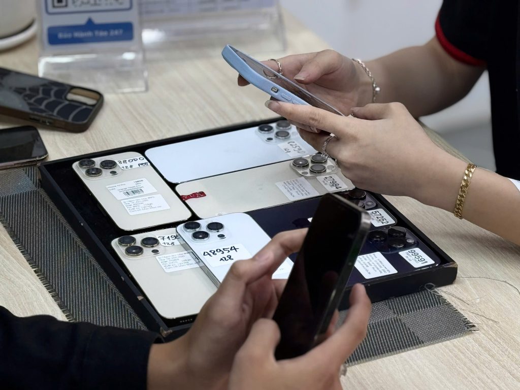 Khách hàng đang kiểm tra máy tại cửa hàng thu cũ đổi mới iPhone Đà Nẵng ạ.