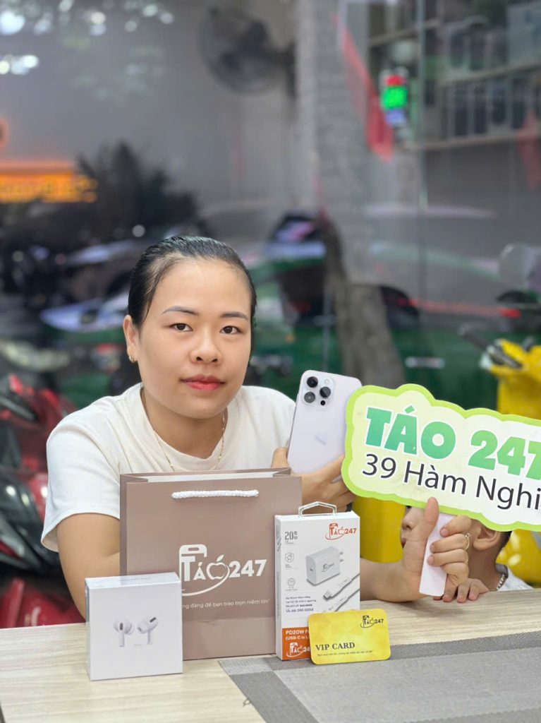 Khách hàng nhận quà và iPhone mới sau khi thu cũ đổi mới iPhone Đà Nẵng ạ tại TÁO 247.
